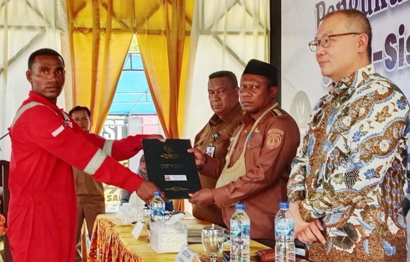 Wakil Bupati Teluk Bintuni Joko Lingara Mengukuhkan dan Melepaskan sebanyak 95 siswa-siswi Lulusan Pusat Pelatihan Teknik Industri dan Migas(P2TIM) Teluk Bintuni angkatan ke 19 Tahun 2025.