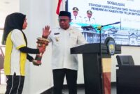 Wakil Bupati Teluk Bintuni, Joko Lingara membuka Sosialisasi Standard Harga Satuan(SHS) Tahun 2026 Pemerintah Kabuoaten Teluk Bintuni, atau Perbup No. 17 Tahun 2025. di Gedung Sasana Karya Kantor Bupati, Jumat,(19/12 2025).