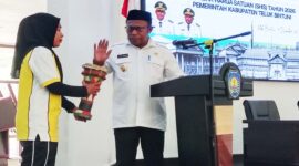 Wakil Bupati Teluk Bintuni, Joko Lingara membuka Sosialisasi Standard Harga Satuan(SHS) Tahun 2026 Pemerintah Kabuoaten Teluk Bintuni, atau Perbup No. 17 Tahun 2025. di Gedung Sasana Karya Kantor Bupati, Jumat,(19/12 2025).
