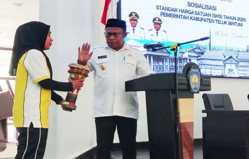 Wakil Bupati Teluk Bintuni, Joko Lingara membuka Sosialisasi Standard Harga Satuan(SHS) Tahun 2026 Pemerintah Kabuoaten Teluk Bintuni, atau Perbup No. 17 Tahun 2025. di Gedung Sasana Karya Kantor Bupati, Jumat,(19/12 2025).