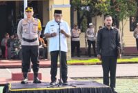 Wakil Bupati Teluk Bintuni, Joko Lingara, pimpin Apel Gelar Pasukan Operasi Lilin Mansinam 2025 Polres Teluk Bintuni dalam Rangka Pelayanan Perayaan Natal 2025 dan Tahun 2026, di halaman Apel Mapolres Teluk Bintuni Jumat.(19/12/2025).