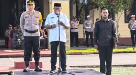 Wakil Bupati Teluk Bintuni, Joko Lingara, pimpin Apel Gelar Pasukan Operasi Lilin Mansinam 2025 Polres Teluk Bintuni dalam Rangka Pelayanan Perayaan Natal 2025 dan Tahun 2026, di halaman Apel Mapolres Teluk Bintuni Jumat.(19/12/2025).