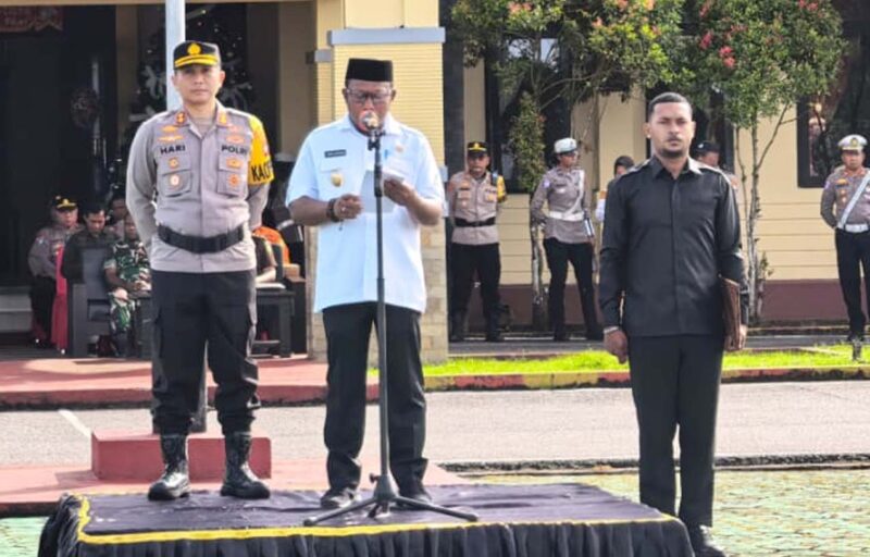 Wakil Bupati Teluk Bintuni, Joko Lingara, pimpin Apel Gelar Pasukan Operasi Lilin Mansinam 2025 Polres Teluk Bintuni dalam Rangka Pelayanan Perayaan Natal 2025 dan Tahun 2026, di halaman Apel Mapolres Teluk Bintuni Jumat.(19/12/2025).