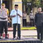 Wakil Bupati Teluk Bintuni, Joko Lingara, pimpin Apel Gelar Pasukan Operasi Lilin Mansinam 2025 Polres Teluk Bintuni dalam Rangka Pelayanan Perayaan Natal 2025 dan Tahun 2026, di halaman Apel Mapolres Teluk Bintuni Jumat.(19/12/2025).