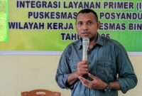Kepala Puskesmas Bintuni, Yeremia Manibuy pada Lokakarya Mini Lintas Sektoral Puskesmas Bintuni Distrik Bintuni, berlangsung di Ruang Pertemuan Puskesmas, Selasa(23/12/2025). 