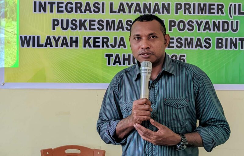 Kepala Puskesmas Bintuni, Yeremia Manibuy pada Lokakarya Mini Lintas Sektoral Puskesmas Bintuni Distrik Bintuni, berlangsung di Ruang Pertemuan Puskesmas, Selasa(23/12/2025). 