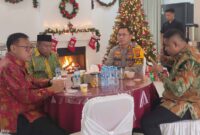 Open House Natal 2025 di Rumah Kediaman Bupati. dari kiri ke kanan: Plt.Sekda Teluk Bintuni, I. B. Putu Suratna, Wakil Bupati, Joko Lingara, Kapolres Teluk Bintuni, AKBP. Hari Sutanto, Bupati, Yohanis Manibuy. / Foto by. Prokopim TB+polesan redaksi