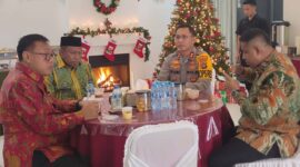 Open House Natal 2025 di Rumah Kediaman Bupati. dari kiri ke kanan: Plt.Sekda Teluk Bintuni, I. B. Putu Suratna, Wakil Bupati, Joko Lingara, Kapolres Teluk Bintuni, AKBP. Hari Sutanto, Bupati, Yohanis Manibuy. / Foto by. Prokopim TB+polesan redaksi