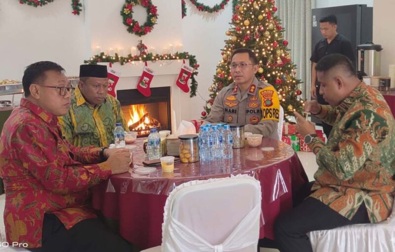 Open House Natal 2025 di Rumah Kediaman Bupati. dari kiri ke kanan: Plt.Sekda Teluk Bintuni, I. B. Putu Suratna, Wakil Bupati, Joko Lingara, Kapolres Teluk Bintuni, AKBP. Hari Sutanto, Bupati, Yohanis Manibuy. / Foto by. Prokopim TB+polesan redaksi
