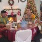 Open House Natal 2025 di Rumah Kediaman Bupati. dari kiri ke kanan: Plt.Sekda Teluk Bintuni, I. B. Putu Suratna, Wakil Bupati, Joko Lingara, Kapolres Teluk Bintuni, AKBP. Hari Sutanto, Bupati, Yohanis Manibuy. / Foto by. Prokopim TB+polesan redaksi