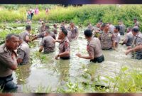 Puluhan Personil Polres Teluk Bintuni di Jebur ke dalam Kolam Teratai, berlumpur dan keruh usai upacara.