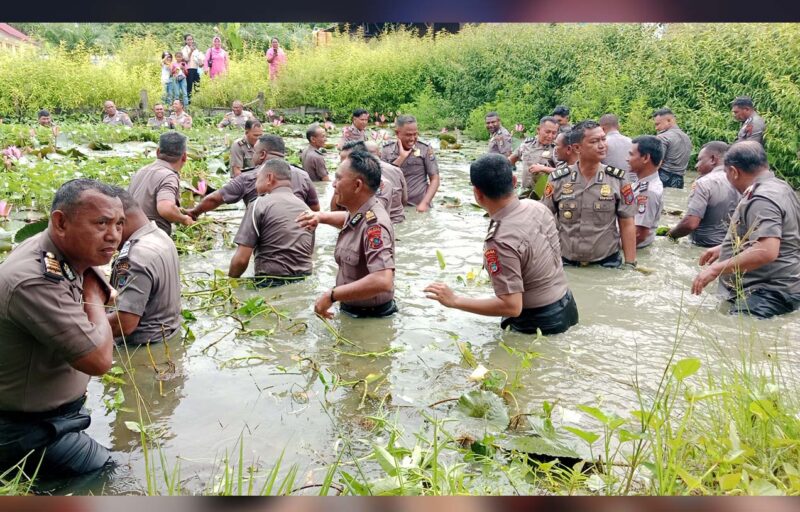 Puluhan Personil Polres Teluk Bintuni di Jebur ke dalam Kolam Teratai, berlumpur dan keruh usai upacara.