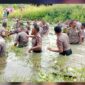 Puluhan Personil Polres Teluk Bintuni di Jebur ke dalam Kolam Teratai, berlumpur dan keruh usai upacara.