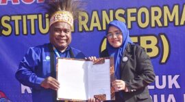 Kepala LLDikti Wilayah XIV, Dr.Suriel Semuel Mofu menyerahkan dengan resmi Surat Keputusan(SK) Menteri Pendidikan Tinggi, Sains, dan Teknologi, Republik Indonesia kepada Ketua Yayasan Pendidikan Harmoni Internasional Bintuni, Andi Rosdiana