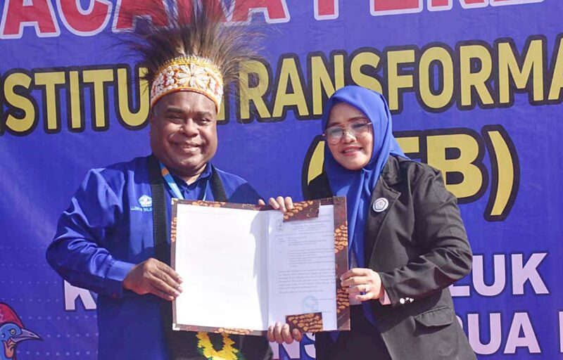 Kepala LLDikti Wilayah XIV, Dr.Suriel Semuel Mofu menyerahkan dengan resmi Surat Keputusan(SK) Menteri Pendidikan Tinggi, Sains, dan Teknologi, Republik Indonesia kepada Ketua Yayasan Pendidikan Harmoni Internasional Bintuni, Andi Rosdiana