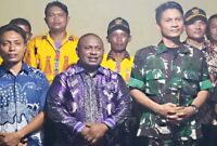 Ketua Majelis Rakyat Papua Barat (MRPB), Judson Ferdinandus Waprak bersama Komandan Distrik Militer (Dandim) 1806/Teluk Bintuni, Letkol (Inf) Yan M. Doli Simanjuntak melakukan peninjauan terhadap masyarakat yang kerap terdampak banjir di Distrik Tembuni, Kabupaten Teluk Bintuni, Sabtu,(27/12/2025)/ Fotoby: Randy