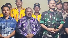Ketua Majelis Rakyat Papua Barat (MRPB), Judson Ferdinandus Waprak bersama Komandan Distrik Militer (Dandim) 1806/Teluk Bintuni, Letkol (Inf) Yan M. Doli Simanjuntak melakukan peninjauan terhadap masyarakat yang kerap terdampak banjir di Distrik Tembuni, Kabupaten Teluk Bintuni, Sabtu,(27/12/2025)/ Fotoby: Randy