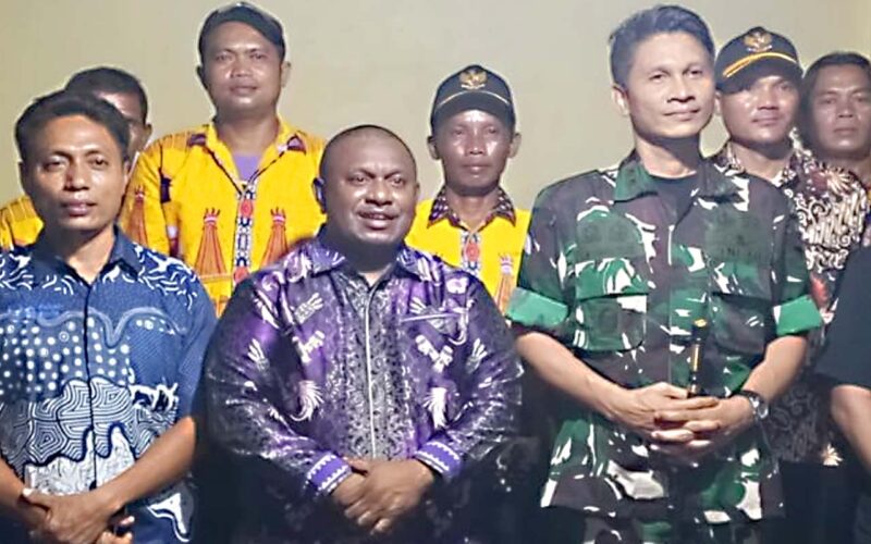 Ketua Majelis Rakyat Papua Barat (MRPB), Judson Ferdinandus Waprak bersama Komandan Distrik Militer (Dandim) 1806/Teluk Bintuni, Letkol (Inf) Yan M. Doli Simanjuntak melakukan peninjauan terhadap masyarakat yang kerap terdampak banjir di Distrik Tembuni, Kabupaten Teluk Bintuni, Sabtu,(27/12/2025)/ Fotoby: Randy