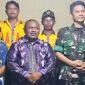 Ketua Majelis Rakyat Papua Barat (MRPB), Judson Ferdinandus Waprak bersama Komandan Distrik Militer (Dandim) 1806/Teluk Bintuni, Letkol (Inf) Yan M. Doli Simanjuntak melakukan peninjauan terhadap masyarakat yang kerap terdampak banjir di Distrik Tembuni, Kabupaten Teluk Bintuni, Sabtu,(27/12/2025)/ Fotoby: Randy