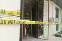 Polisi Pasang Garis Polisi di Kantor Bapelitgangda usai Kebakaran Ruang Kantor Kasubid Pelaporan. 