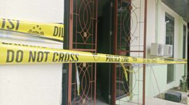 Polisi Pasang Garis Polisi di Kantor Bapelitgangda usai Kebakaran Ruang Kantor Kasubid Pelaporan. 