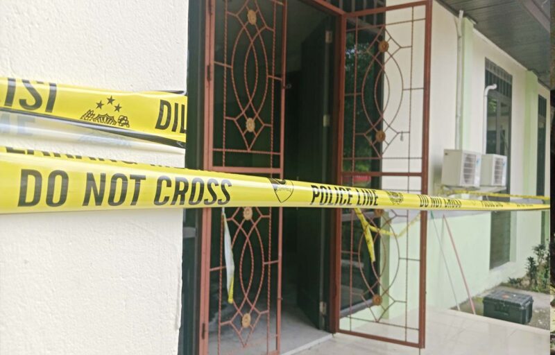 Polisi Pasang Garis Polisi di Kantor Bapelitgangda usai Kebakaran Ruang Kantor Kasubid Pelaporan. 