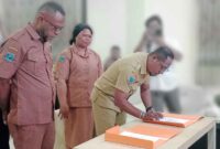 Sertijab Eselon III dan IV Kantor Bapelitbangda Teluk Bintuni , tandatangan berita acara Kepala Bidang Fisik dan Prasarana Wilayah, Faridl Finbay (demisioner) sebagai Pihak Pertama yang di serahkan kepada Oktovianus Nafurbenan (aktif) disaksikan Wakil Bupati Kabupaten Teluk Bintuni, Joko Lingara.