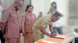 Sertijab Eselon III dan IV Kantor Bapelitbangda Teluk Bintuni , tandatangan berita acara Kepala Bidang Fisik dan Prasarana Wilayah, Faridl Finbay (demisioner) sebagai Pihak Pertama yang di serahkan kepada Oktovianus Nafurbenan (aktif) disaksikan Wakil Bupati Kabupaten Teluk Bintuni, Joko Lingara.