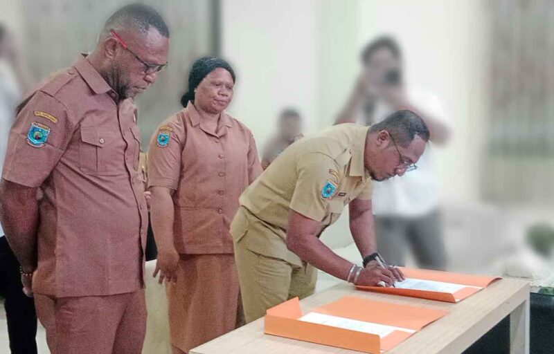 Sertijab Eselon III dan IV Kantor Bapelitbangda Teluk Bintuni , tandatangan berita acara Kepala Bidang Fisik dan Prasarana Wilayah, Faridl Finbay (demisioner) sebagai Pihak Pertama yang di serahkan kepada Oktovianus Nafurbenan (aktif) disaksikan Wakil Bupati Kabupaten Teluk Bintuni, Joko Lingara.