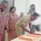 Sertijab Eselon III dan IV Kantor Bapelitbangda Teluk Bintuni , tandatangan berita acara Kepala Bidang Fisik dan Prasarana Wilayah, Faridl Finbay (demisioner) sebagai Pihak Pertama yang di serahkan kepada Oktovianus Nafurbenan (aktif) disaksikan Wakil Bupati Kabupaten Teluk Bintuni, Joko Lingara.