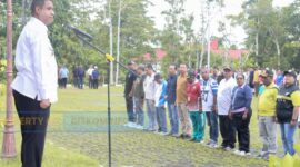 Bupati Teluk Bintuni Pimpin Apel pagi Lingkup Pemda Teluk Bintuni, Jumat(09/01/2026) di halaman Kantor Bupati. / Foto: Diskominfo