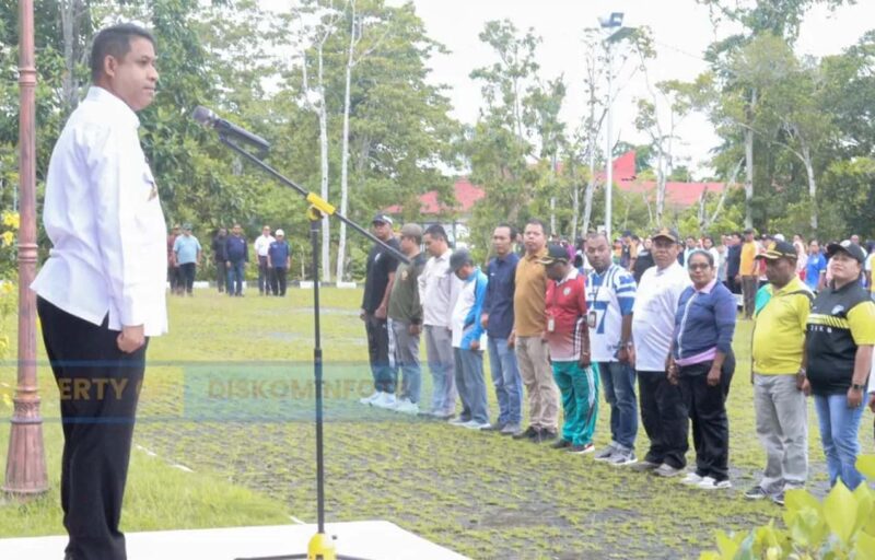 Bupati Teluk Bintuni Pimpin Apel pagi Lingkup Pemda Teluk Bintuni, Jumat(09/01/2026) di halaman Kantor Bupati. / Foto: Diskominfo