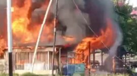 Kebakaran terjadi pada sebuah Kios kelontong yang juga menjual BBM eceran, di SP5 Argosigemerai Rabu, (07/01/2026) Pagi.