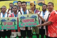 Foto: Bupati menyerahkan hadiah kepada Wefo Fc, Pemenang 1 Turnament HIPPSO CUP 1.