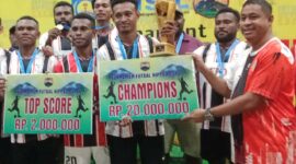 Foto: Bupati menyerahkan hadiah kepada Wefo Fc, Pemenang 1 Turnament HIPPSO CUP 1.