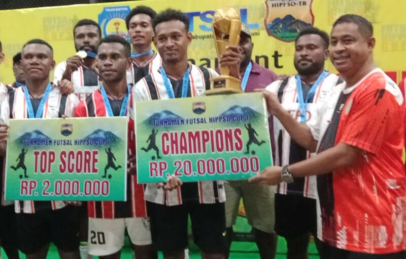 Foto: Bupati menyerahkan hadiah kepada Wefo Fc, Pemenang 1 Turnament HIPPSO CUP 1.