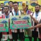 Foto: Bupati menyerahkan hadiah kepada Wefo Fc, Pemenang 1 Turnament HIPPSO CUP 1.