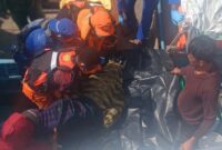 Jenazah Korban kemudian di evakuasi dari lokasi penemuan mengunakan kantong jenazah ke dalam KP. RETUI-101 Sat Polairud 