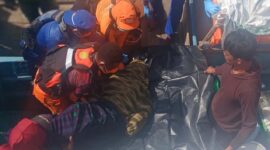 Jenazah Korban kemudian di evakuasi dari lokasi penemuan mengunakan kantong jenazah ke dalam KP. RETUI-101 Sat Polairud 