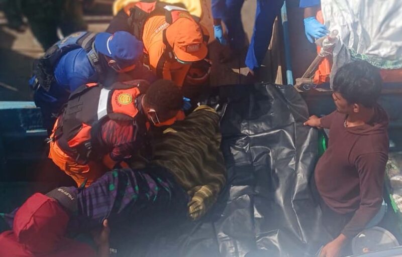 Jenazah Korban kemudian di evakuasi dari lokasi penemuan mengunakan kantong jenazah ke dalam KP. RETUI-101 Sat Polairud 