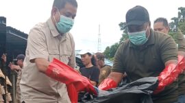 Bupati Anisto dan Kadin Pertanahan & Lingkungan Hidup, Markus Iba, Pungut Sampah di Pasar Sentral Teluk Bintuni, dalam rangka Pencanangan Hari Sampah Nasional 2026.