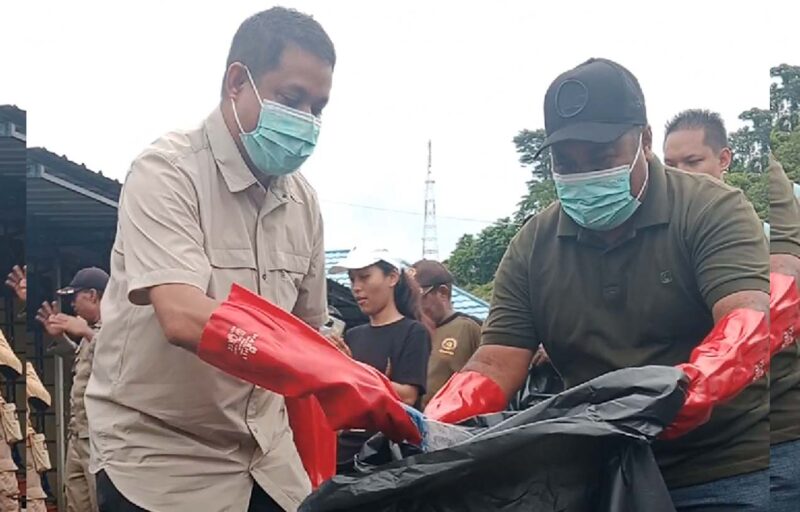 Bupati Anisto dan Kadin Pertanahan & Lingkungan Hidup, Markus Iba, Pungut Sampah di Pasar Sentral Teluk Bintuni, dalam rangka Pencanangan Hari Sampah Nasional 2026.