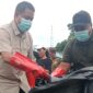 Bupati Anisto dan Kadin Pertanahan & Lingkungan Hidup, Markus Iba, Pungut Sampah di Pasar Sentral Teluk Bintuni, dalam rangka Pencanangan Hari Sampah Nasional 2026.