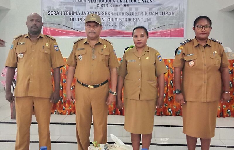 Serah Terima Jabatan Sekretaris Distrik Bintuni dan Lurah Bintuni Timur serta Lurah Bintuni Barat, berlangsung di Aula Distrik Bintuni, Disaksikan Kepala Distrik Bintuni, Mozes Koropasi. Senin (02/02/2026) Pagi.