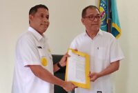 Bupati Anisto serahkan SK PLT Direktur Baru, Perumda Bintuni Maju Mandiri kepada Vinsensius Y. Osok 