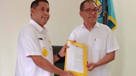 Bupati Anisto serahkan SK PLT Direktur Baru, Perumda Bintuni Maju Mandiri kepada Vinsensius Y. Osok 