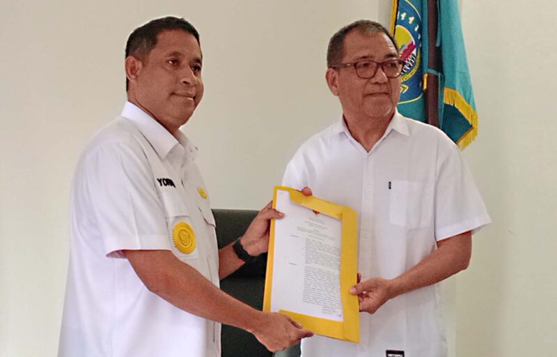 Bupati Anisto serahkan SK PLT Direktur Baru, Perumda Bintuni Maju Mandiri kepada Vinsensius Y. Osok 