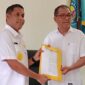 Bupati Anisto serahkan SK PLT Direktur Baru, Perumda Bintuni Maju Mandiri kepada Vinsensius Y. Osok 