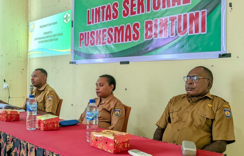 dari Kiri Ke Kanan: Yeremia Manibuy (Kepala Puskesmas Bintuni), Oktovina Manibuy (Sekretaris Distrik Bintuni), Yohan Fredire ( Perwakilam Lurah Bintuni Barat)
