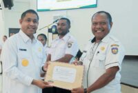 Kepala Distrik Bintuni, Mozes Koropasi menerima DPA TA 2026 dari Bupati/ Foto: diskominfo